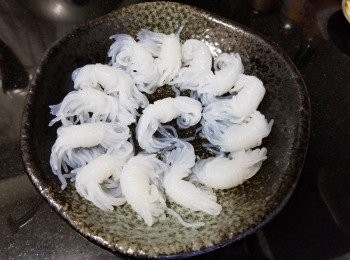 step6: 將芋絲隔去水份，放上碟排好