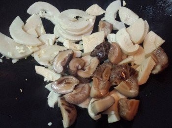 step5: 燒紅鑊爆香薑片及蒜, 加入冬筍、冬菇、金針和雲耳炒勻。