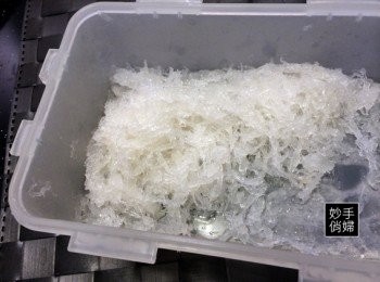 step2: 把發泡好的燕盞,一條一條絲狀的撕開,抓大概泡軟過後的燕絲20g左右置入於碗中,其餘的放入密封盒裡至於冰箱冷藏