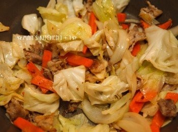 step4: 加入高麗菜拌炒，將高麗菜炒至約七分熟時，倒入麵條，稍微拌炒後就加入日式炒麵醬，並炒至醬汁被麵吸收即可盛盤。