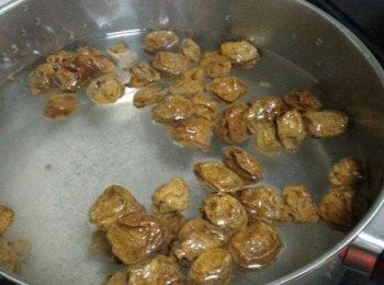 step1: 話梅和水放入煲內大火煲滾。