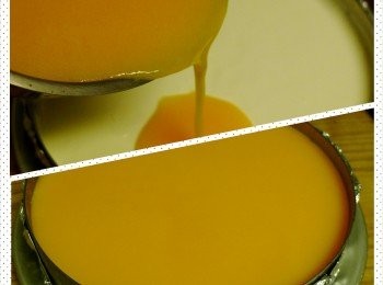 step11: 將步驟9凝固的奶酪取出，將步驟10倒進模具裡，輕輕搖晃使之平整，蓋上錫箔紙(勿再以保鮮膜包覆，因模具內芒果凍液已接近8~9分滿，保鮮膜會被表面張力被吸附黏住)，放進冰箱冷藏約2~3小時至凝固為止