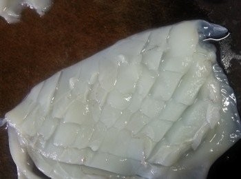 step1: 鮮魷洗淨去衣斜切紋
