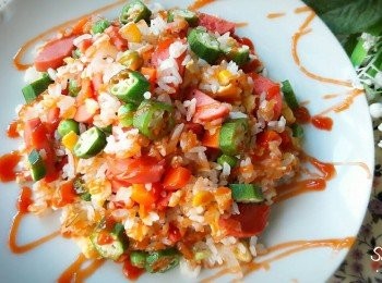 step8: 加少許鹽 , 黑胡椒和醬油拌炒 , 最後淋一點蕃茄醬