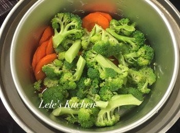 step1: 將蔬菜切成適當大小，內鍋放600cc的水，外鍋倒半杯水蒸熟。