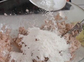 step4: 已搓好的芋泥放入糖、塩及少許調味香料後,加入麵粉及沙拉油搓成芋泥粉團
