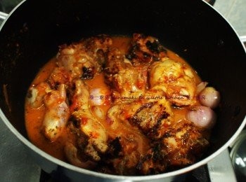 step3: 準備甜椒去籽切條狀, 20分鐘後, 倒入粟粉水, 大火至收汁 
, 熄火放入甜椒均勻, 上碟後灑上芝麻
完成