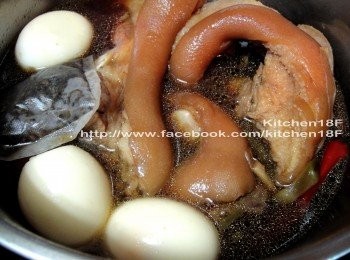 step8: 第二次開關跳起時，(內鍋)放進水煮蛋，並加進「1大匙麥芽糖」趁熱拌勻。(外鍋)倒進 1米杯熱水量，進行最後一次燉煮。