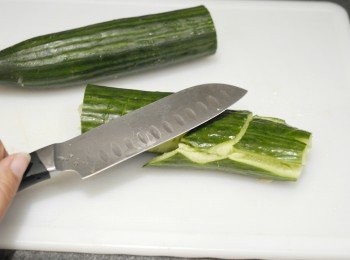 step1: 先將青瓜洗淨，然後用刀背把青瓜拍扁 （也可將青瓜切薄片，但直接拍扁會更入味）指天椒切碎