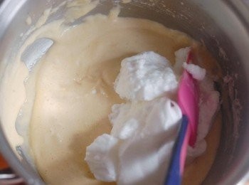 step5: 最後，分三次將蛋白霜拌入蛋糊內，輕力拌勻