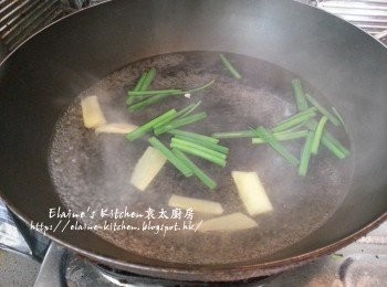 step3: 鑊中加入薑片 , 蔥段及紹酒煮滾