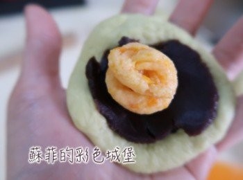step6: 將休息好的麵糰壓扁，桿成圓形，中間包入紅豆沙（每顆約30g)和適量<span class="group_2">南瓜卡士達醬</span>。