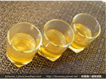 step3: 牛蒡茶倒入鍋中，放入洋菜粉，用小火滾至沸騰即可關火。
將鍋內<span class="group_1">食材</span>逐一倒入至玻璃杯中，最後放入冰箱冷藏片刻。