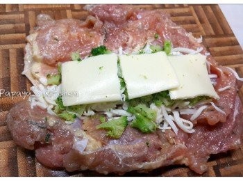 step3: 雞皮向下，釀入西蘭花碎和芝士係雞肉中間