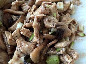 step4: 用冰凍麵團的時間，準備餡料，beyond chicken 用清水略沖拍鬆切粒，蘑菇抺淨切片，翠玉瓜切小粒，