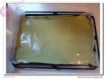 step8: 在焗盤上鋪一層牛油紙, 把蛋糕糊倒入。用膠刮把蛋糕糊均勻分佈至四個角落,並抹平表面。把焗盤在5cm高度掉下數次, 以趕走蛋糕糊內的空氣。170度預熱焗爐, 以170度焗25分鐘。完成後, 把焗盤在5cm高度掉下數次, 以防止蛋糕回縮。