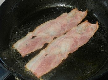 step5: 原鍋下兩片培根，煎到自己喜歡的程度