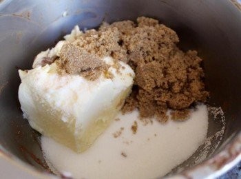 step2: 牛油, 糖, 香草精 一起均勻打發