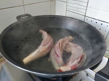 step2: 牛腱解凍， 慢火出水30分鐘， 撈起沖洗表面