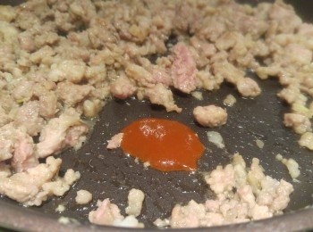 step4: 豬肉差不多熟時加入是拉差,魚露,鹽和糖同炒,之後再贊酒。