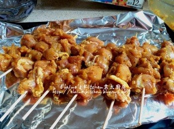 step8: 將醃好的雞肉逐一穿在竹簽上 , 期間焗爐用200C預熱10分鐘