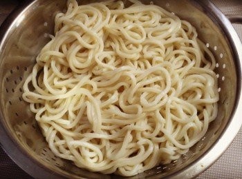 step2: 麵條放入滾水中煮熟，加入少許鹽，煮約10分鐘，
中途加入2次冷水，盛起瀝乾水。待用。