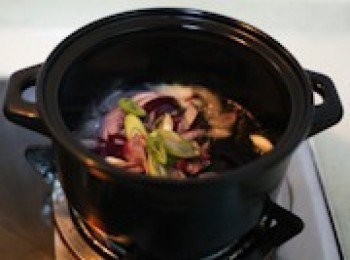 step4: 在鍋中倒入少許花生油，燒熱後倒入洋蔥和大蔥，炒一會