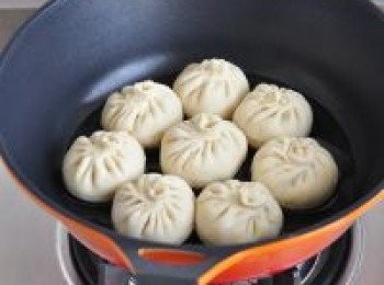 step6: 鍋裡放油，沾勻鍋底，包子碼放好，煎一下。