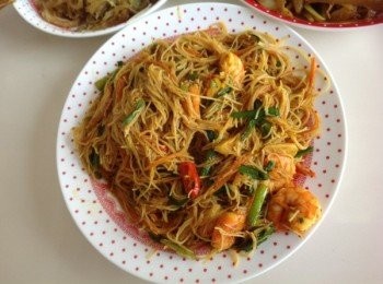 step4: 起油鑊，放入所有<span class="group_1">食材</span>及米粉翻炒，調味起鍋。星洲炒米食譜完成