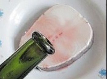 step4: 倒入一勺左右的紅酒用手擦勻