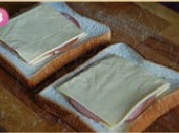 step3: 在火腿上面再蓋上一片芝士片，最後蓋上吐司片