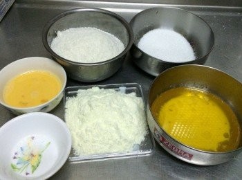 step2: 椰子粉、細砂糖、奶粉和鹽拌勻後，加入無鹽奶油攪勻