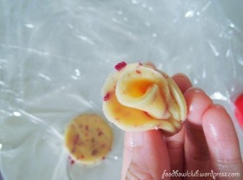 step9: 拿起另一片饼干面皮贴在一起制作出花瓣。