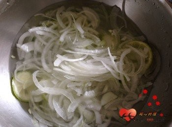 step5: 洋蔥切細絲泡冰水5分鐘