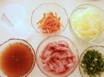 step1: 準備材料：松板豬肉逆絲切長條，用<span class="group_2">醃料</span>抓勻，醃個10分鐘以上。<span class="group_3">調味</span>醬汁先用小碗調好。<span class="group_4">勾芡</span>用太白粉水，也是先調好。蔬菜切絲或切段。