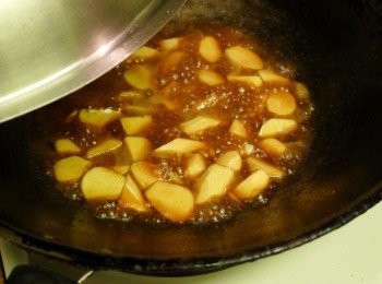 step5: 蓋上鍋蓋，改以中小火煮約1~2分鐘使其收汁入味