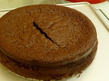 step11: 出爐後趁熱迅速脫模，撕除烘培紙，靜置放涼