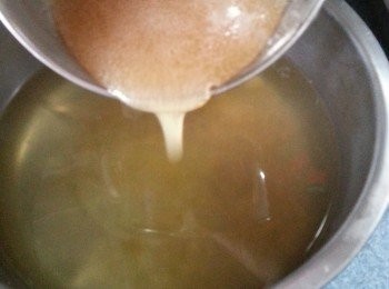 step5: 將已經溶化的魚膠粉倒入柚子蜜中拌勻