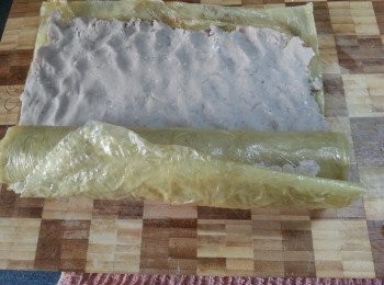 step10: 第二塊腐皮同樣做法,加入第一卷芋頭一起卷上