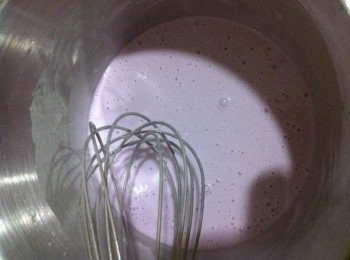 step3: 然後加入素食B（任何一樣色素都可以），再充分的拌均勻。