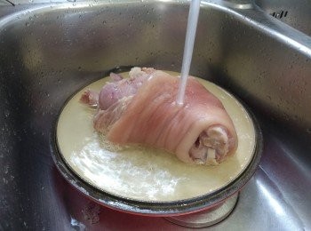 step2: 用水沖豬手至冷卻;  瀝乾