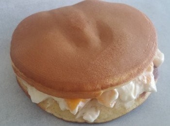 step4: 用易潔鑊煎出夾餅後攤凍。
食前先將芒果加入cream內,
在放在夾餅上即完成。