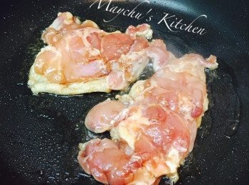 step3: 燒熱油鑊，中至大火下<a href="https://bit.ly/2ZxapeY" target="_blank" data-keyword="雞扒" class="guide-link"><strong>雞扒</strong></a> <span style="display:inline-block;vertical-align:middle;margin-top:-3px;color:initial;border-radius:3px;padding:2px 3px;font-size:12px;line-height:14px;background:#87d300;color:#fff;">即買</span> ，醃料保留備用。先煎雞皮的一面。煎至呈金黃色、微焦，即可反轉煎另一面。