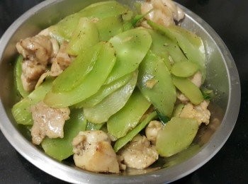 step7: 做法：

萵笋切片後用少少鹽水浸泡備用，<a href="https://bit.ly/2ZxapeY" target="_blank" data-keyword="雞扒" class="guide-link"><strong>雞扒</strong></a> <span style="display:inline-block;vertical-align:middle;margin-top:-3px;color:initial;border-radius:3px;padding:2px 3px;font-size:12px;line-height:14px;background:#87d300;color:#fff;">即買</span> 切件，用少少雞粉，黑椒，糖，生粉，麻油醃 30 分鐘，大火起油鑊，爆香蒜頭，乾蔥，將雞件爆炒半熟上碟備用，再用蒜頭，乾蔥，薑片中火爆炒萵笋，少少雞粉，糖，蠔油少少水煮滾，將雞件回鑊，煮至收汁，少少生粉水，麻油埋芡，完成 。