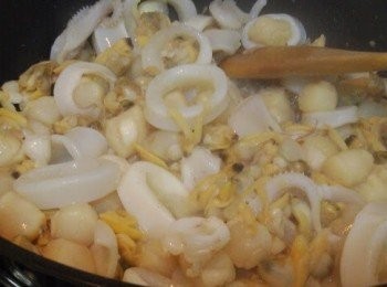 step2: 下一半牛油把海鮮炒至半熟灒酒，盛起備用。