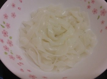 step5: 河粉先用另一個煲加少許上湯焯一焯放在碗內。