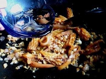 step7: 加入約3湯匙水拌勻 , 蓋上蓋用中火煮3分鐘