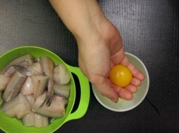 step5: 把一隻蛋黃加入已醃好的九肚魚拌勻