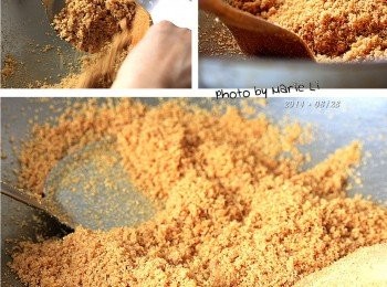 step4: 可是還沒有完成喔！

為了跟這個看似《無止盡的翻炒》拼鬥
我是左右開弓，以兩把鍋鏟一起翻炒
務必要不停的翻炒才不會造成焦底而前功盡棄了
整個過程最少要炒至三十分鐘以上
鍋裡的豆渣會漸漸收乾水份
慢慢成為鬆散乾燥的豆鬆