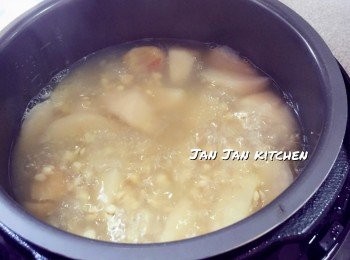 step3: 如只飲水同食薏米，可以一開始就下雪梨，會出味點。若雪梨要食的話，就最後同冰糖一起下，煲15分鐘，口感會較佳。